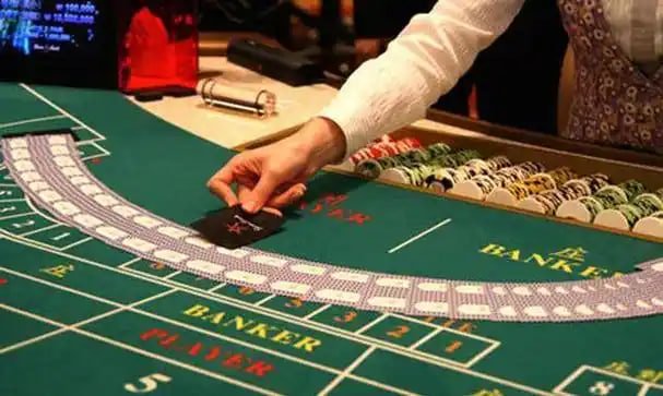 Tabel pembayaran dan simbol bonus Tabel pembayaran dan fitur bonus Tarung Mesin